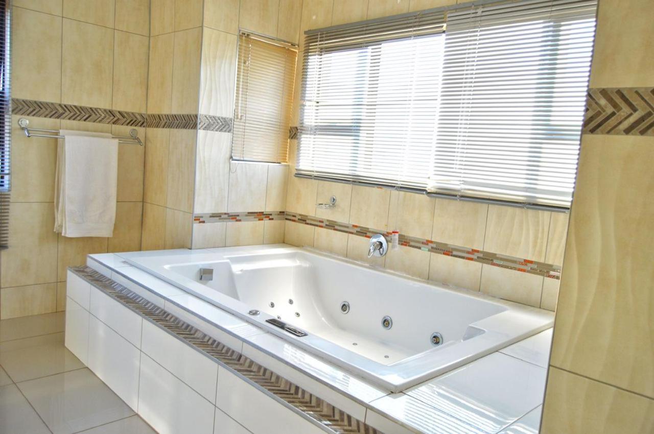Dineo'S Lodge And Spa Burgersfort Buitenkant foto