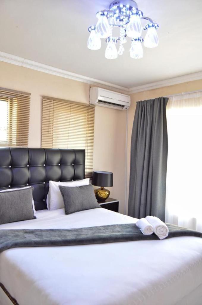 Dineo'S Lodge And Spa Burgersfort Buitenkant foto