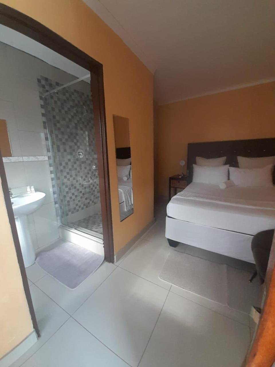 Dineo'S Lodge And Spa Burgersfort Buitenkant foto